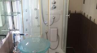 Гостиница Guest house Bavaria Геленджик Двухместный номер с 1 кроватью или 2 отдельными кроватями + дополнительной кроватью-1