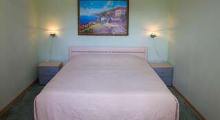 Гостиница Guest house Bavaria Геленджик Четырехместный номер с душем-2